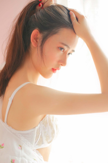 双腿挂他肩上撞击轻哼